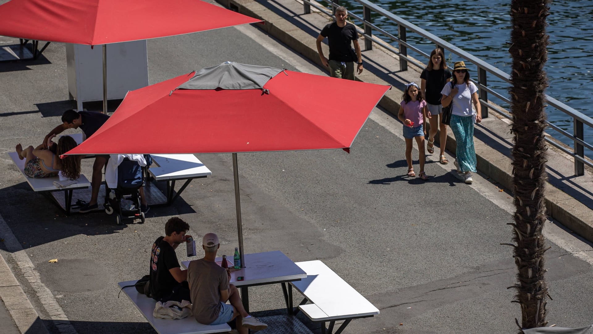 Besucher des Pariser Sommerfests "Paris Plages" (Archiv): Mitten im Zentrum der französischen Hauptstadt wurde eine Touristin vergewaltigt.