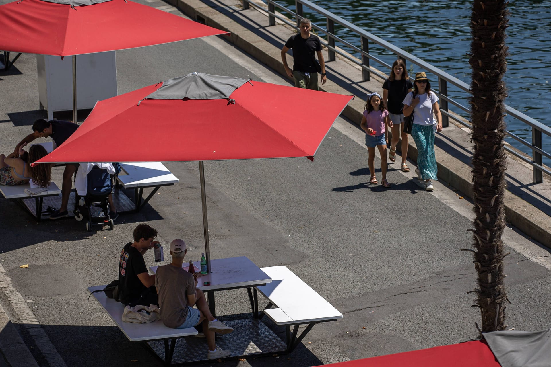 Besucher des Pariser Sommerfests "Paris Plages" (Archiv): Mitten im Zentrum der französischen Hauptstadt wurde eine Touristin vergewaltigt.