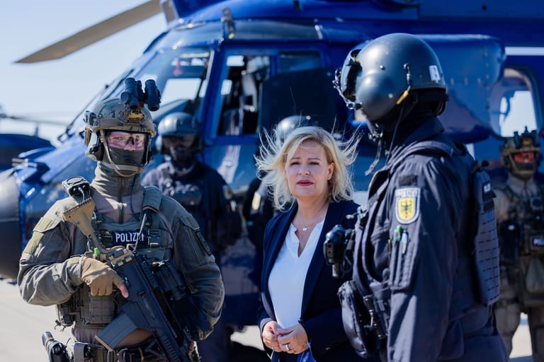 Nancy Faeser bei einem Besuch der GSG 9 und der Bundespolizei-Fliegerstaffel.