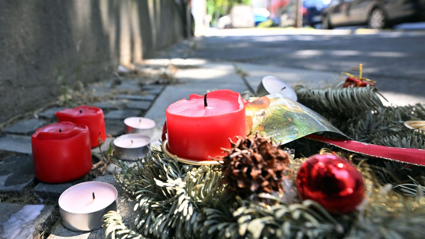 Kerzen und Kränze zum Gedenken an Mouhamed in Dortmund (Archivbild): Sein Tod durch einen Polizisten sorgte in ganz Deutschland für Aufsehen.