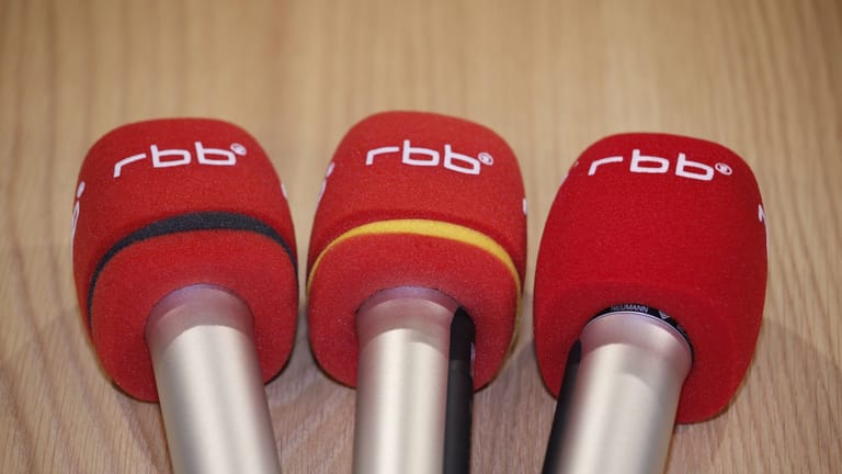 Mikrofone des RBB (Symbolbild): Die Freienvertretung des RBB berichtet von Anfeindungen gegen Reporterinnen und Reporter.
