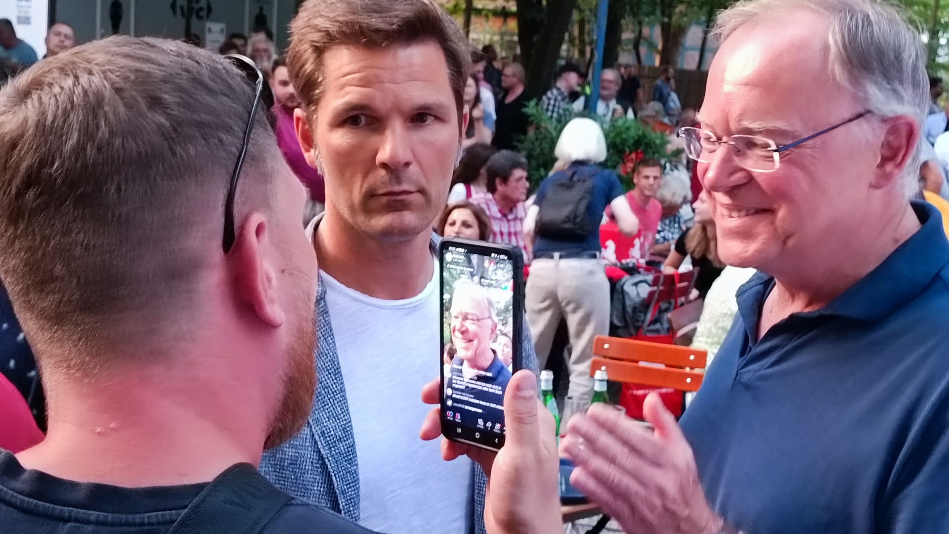 Im Gespräch mit einem Teilnehmer der "Querdenker"-Aktion stellt sich Ministerpräsident Stephan Weil (rechts) dessen Fragen.