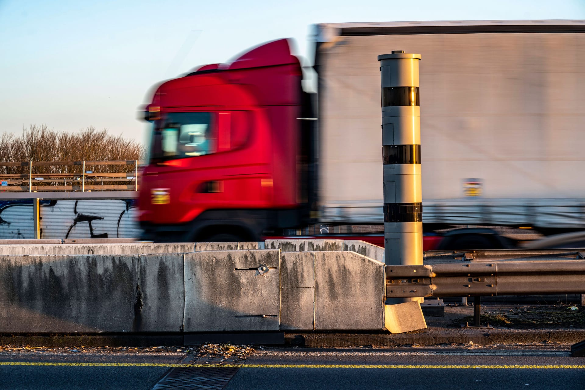 Lkw (Symbolbild): Der 24-jährige Fahrer war aus Richtung Belgien in NRW auf der linken Fahrbahn unterwegs.