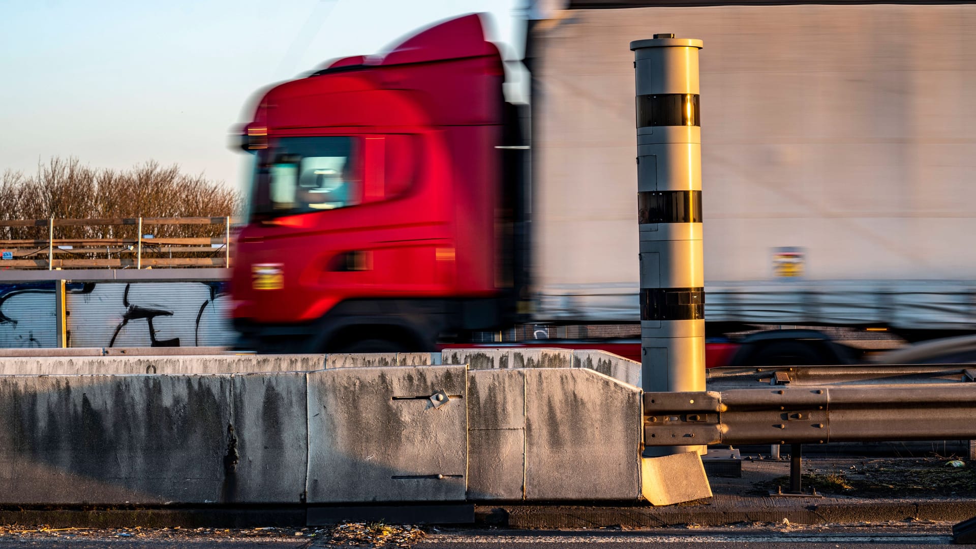 Lkw (Symbolbild): Der 24-jährige Fahrer war aus Richtung Belgien in NRW auf der linken Fahrbahn unterwegs.