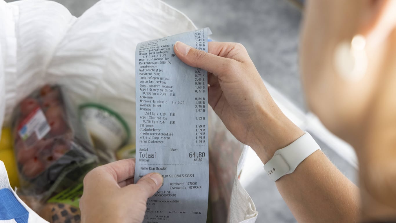Person mit Einkaufsquittung (Symbobild): Lebensmittel, Alkohol und Tabak waren im August 10,6 Prozent teurer, im Juli noch 9,8 Prozent.