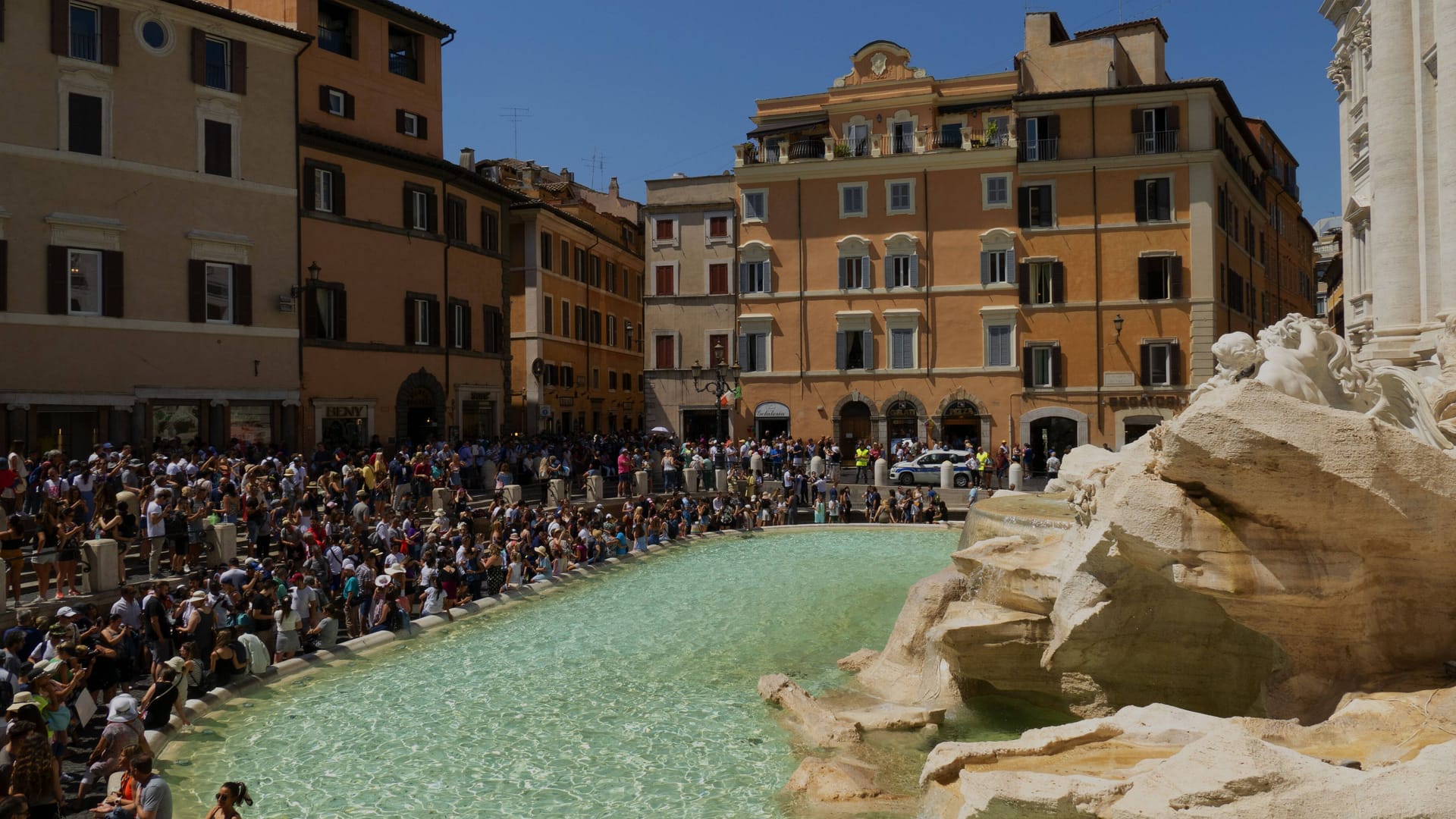 Dichtes Gedränge am Trevi-Brunnen: Das Gewusel ist optimal für Taschendiebe.