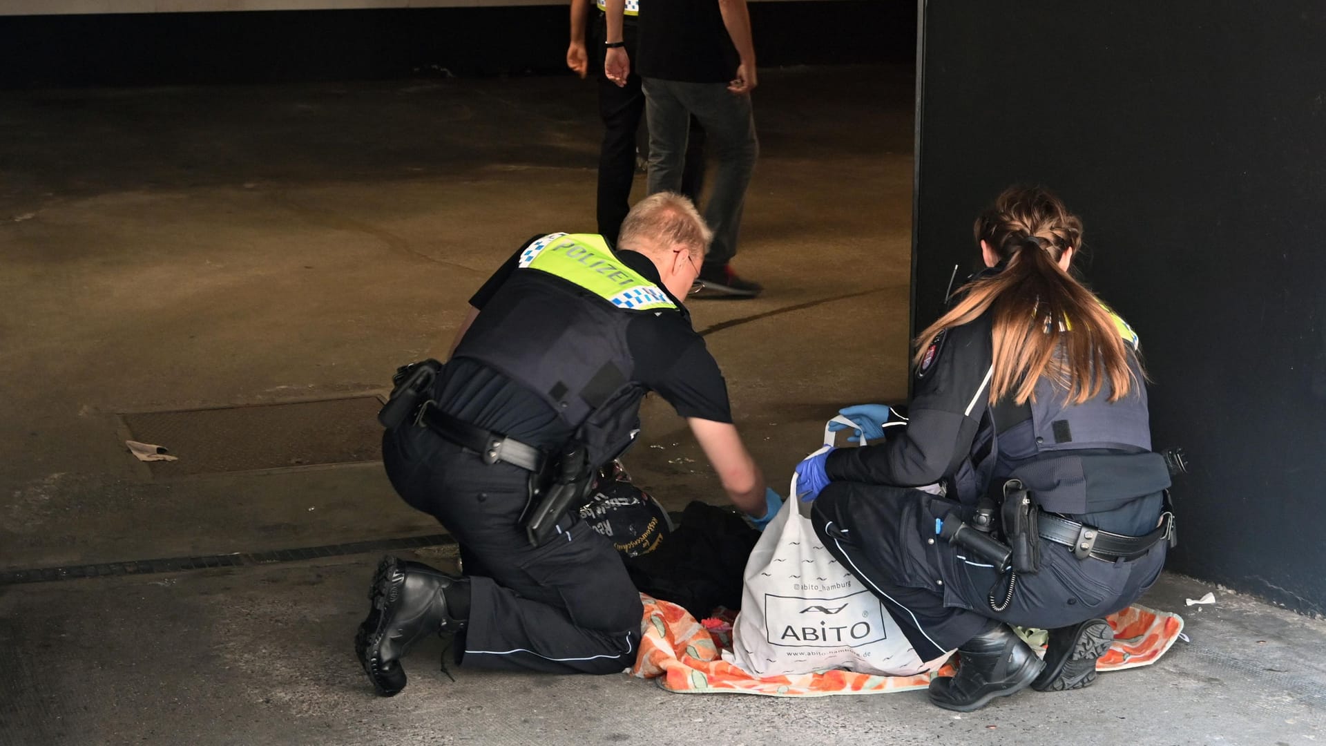 Unfallort in der Einfahrt einer Tiefgarage: Ein Autofahrer soll eine schlafende Obdachlose überfahren und schwer verletzt haben. Unfallort in der Einfahrt einer Tiefgarage: Ein Autofahrer soll eine schlafende Obdachlose überfahren und schwer verletzt haben.