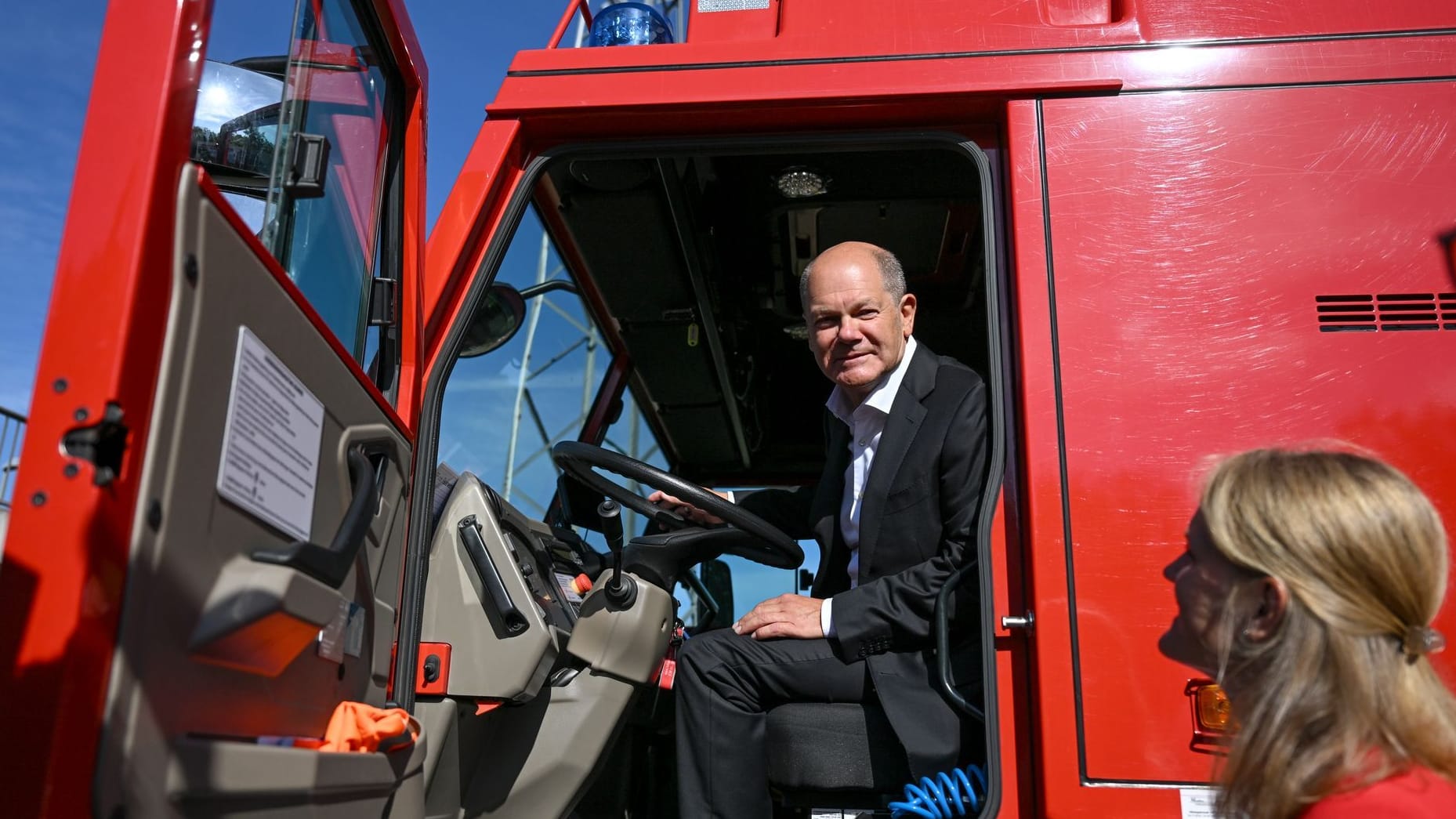 Scholz am Steuer: Der Kanzler ließ sich auch ein Tanklöschfahrzeug von innen zeigen.