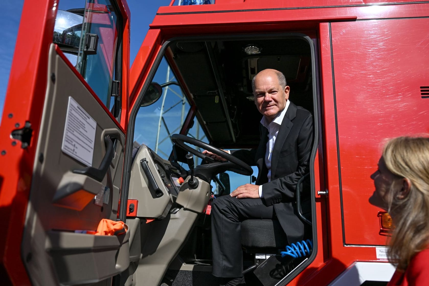 Scholz am Steuer: Der Kanzler ließ sich auch ein Tanklöschfahrzeug von innen zeigen.