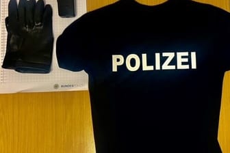 T-Shirt, Handschuhe und Walkie-Talkie: Mit dieser Ausrüstung war der Mann in Hagen unterwegs.