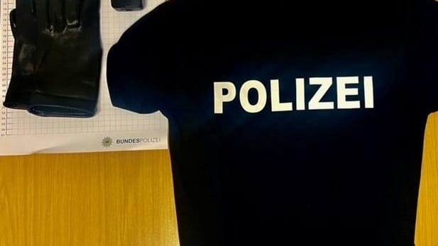T-Shirt, Handschuhe und Walkie-Talkie: Mit dieser Ausrüstung war der Mann in Hagen unterwegs. T-Shirt, Handschuhe und Walkie-Talkie: Mit dieser Ausrüstung war der Mann in Hagen unterwegs.