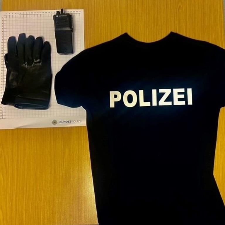 T-Shirt, Handschuhe und Walkie-Talkie: Mit dieser Ausrüstung war der Mann in Hagen unterwegs.