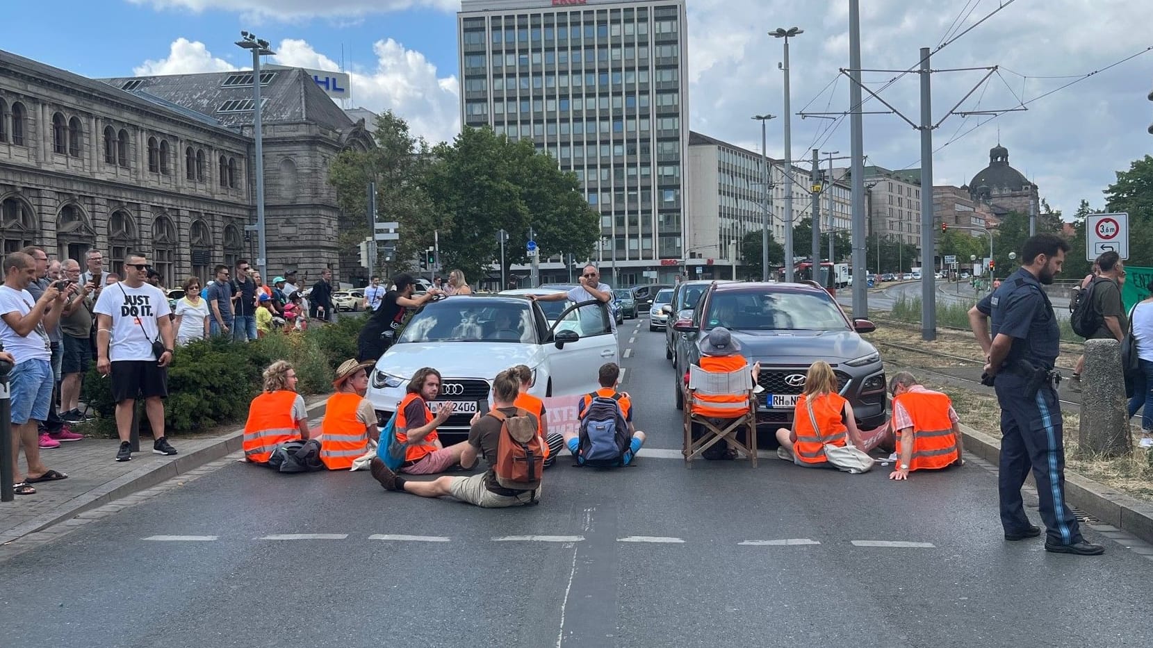 Am vergangenen Dienstag klebten sich Aktivisten auf die Straßen vor dem Hauptbahnhof in Nürnberg fest.