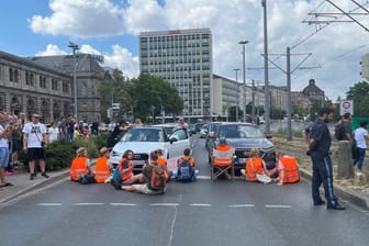 Am vergangenen Dienstag klebten sich Aktivisten auf die Straßen vor dem Hauptbahnhof in Nürnberg fest.