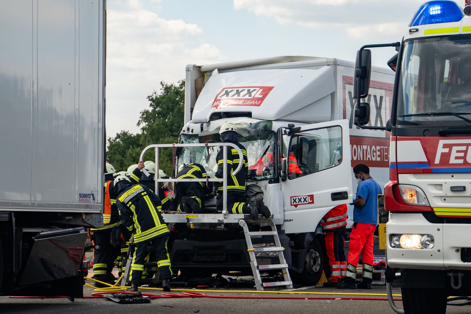 Schwerer Unfall auf A3: Die Polizei beobachtete und fotografierte zudem Gaffer auf der Gegenspur.