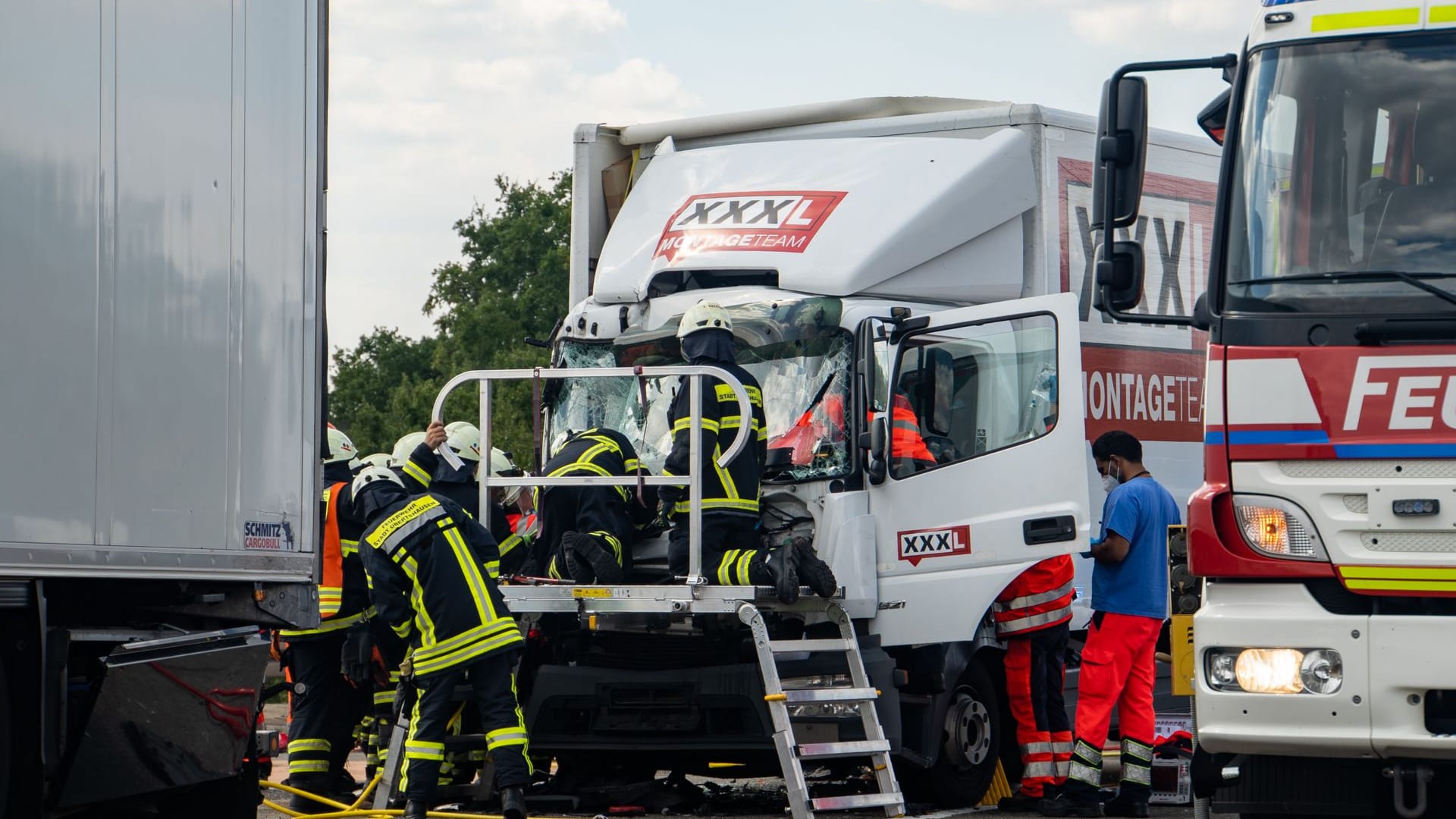 Schwerer Unfall auf A3: Die Polizei beobachtete und fotografierte zudem Gaffer auf der Gegenspur.