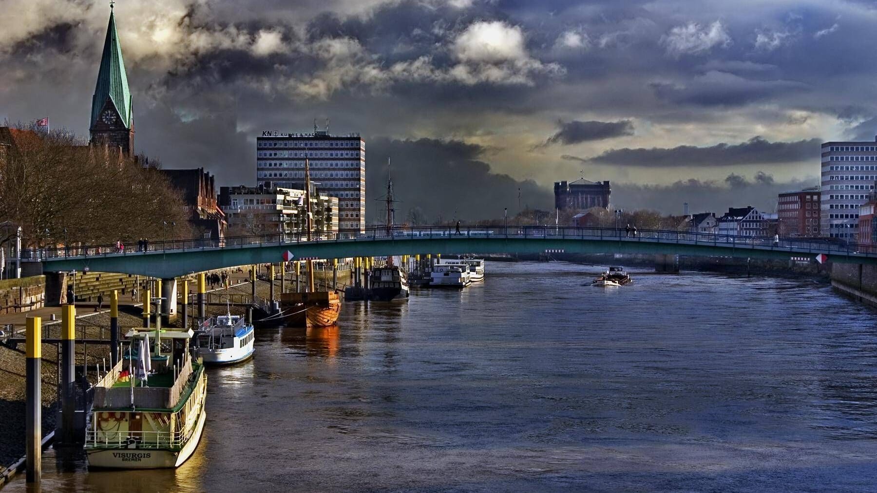 Bürgermeister-Smidt-Brücke in Bremen (Symbolfoto): Hier sprang ein Mann in die Weser. Wegen einer Wette? Bürgermeister-Smidt-Brücke in Bremen (Symbolfoto): Hier sprang ein Mann in die Weser. Wegen einer Wette?