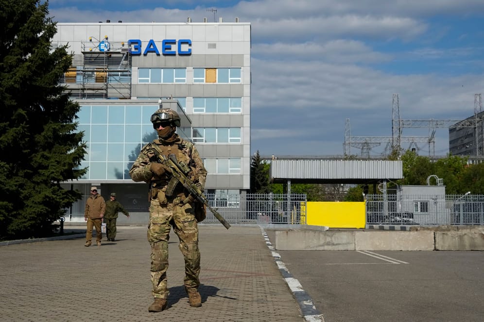 Ein russischer Soldat steht auf dem Gelände des Kernkraftwerks Saporischschja.
