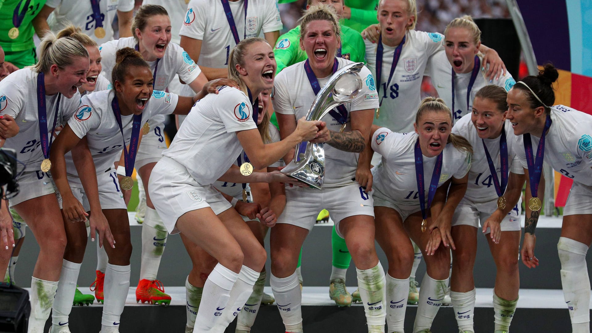 Die englischen Fußballerinnen heben den EM-Pokal in die Höhe.