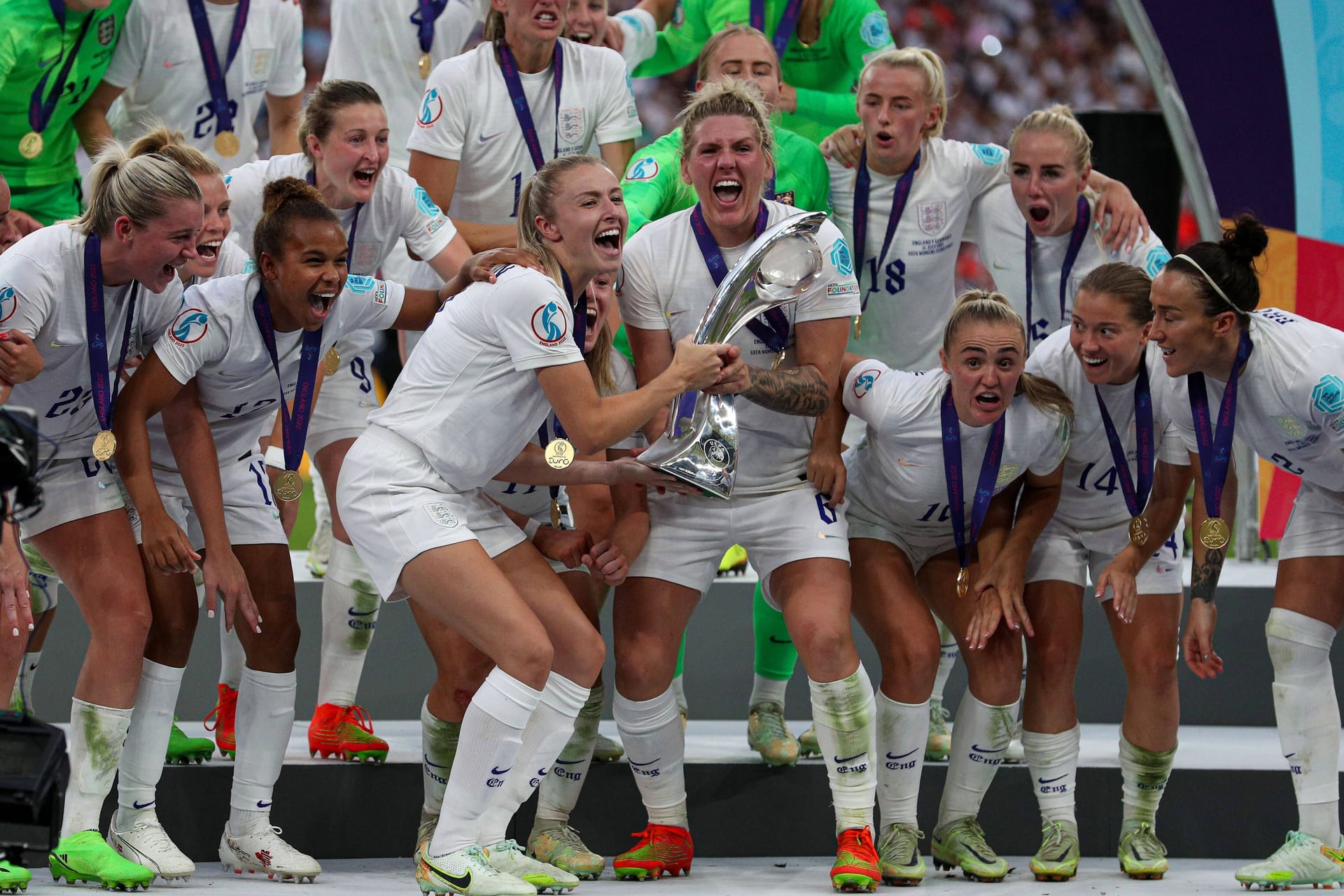 Die englischen Fußballerinnen heben den EM-Pokal in die Höhe.