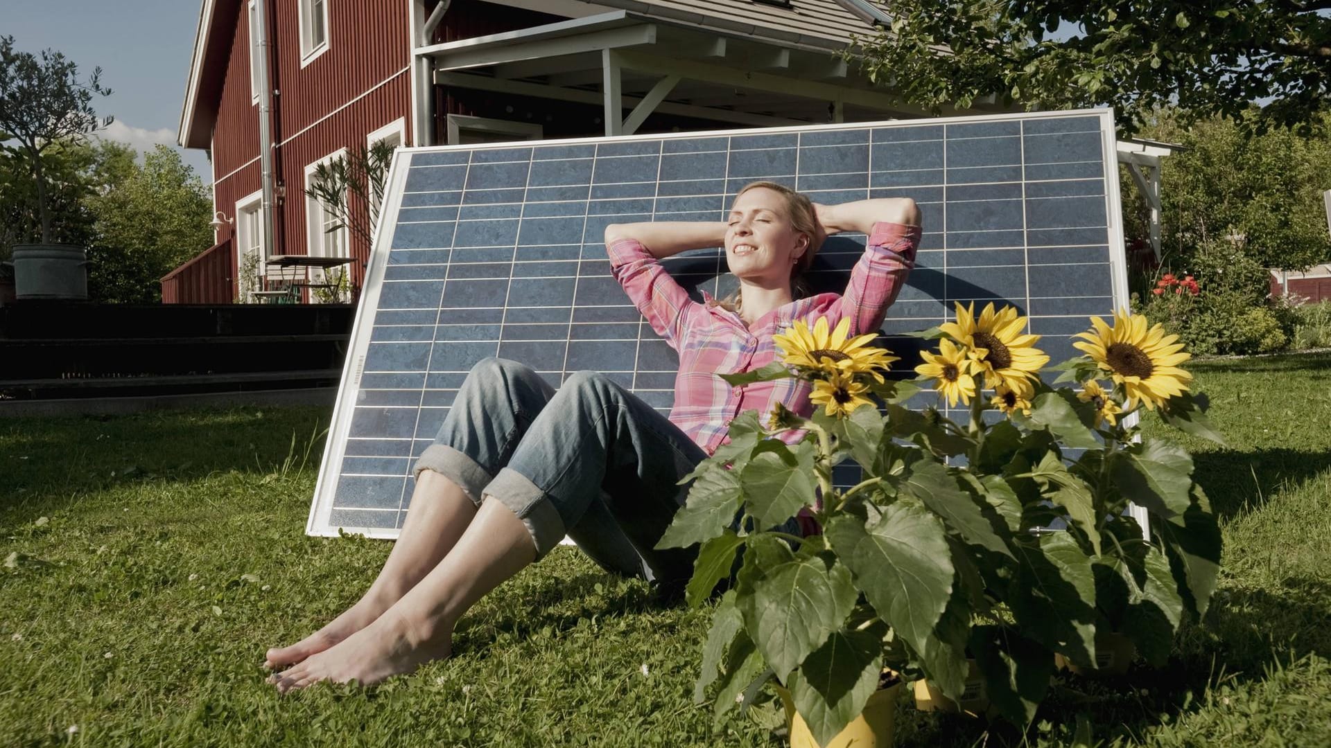 Solarstromanlage: Sie muss nicht zwingend auf dem Dach angebracht werden. Auch im Garten oder auf dem Balkon kann Sonnenenergie erzeugt werden.