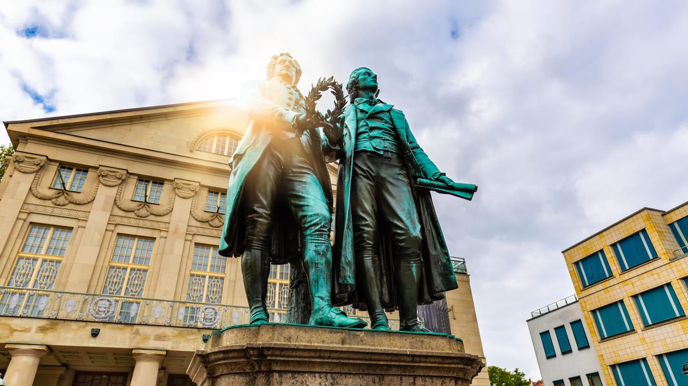 Goethe und Schiller Monument in Weimar; Wissen Sie, aus welchen hessischen Städten diese Berühmtheiten stammen?