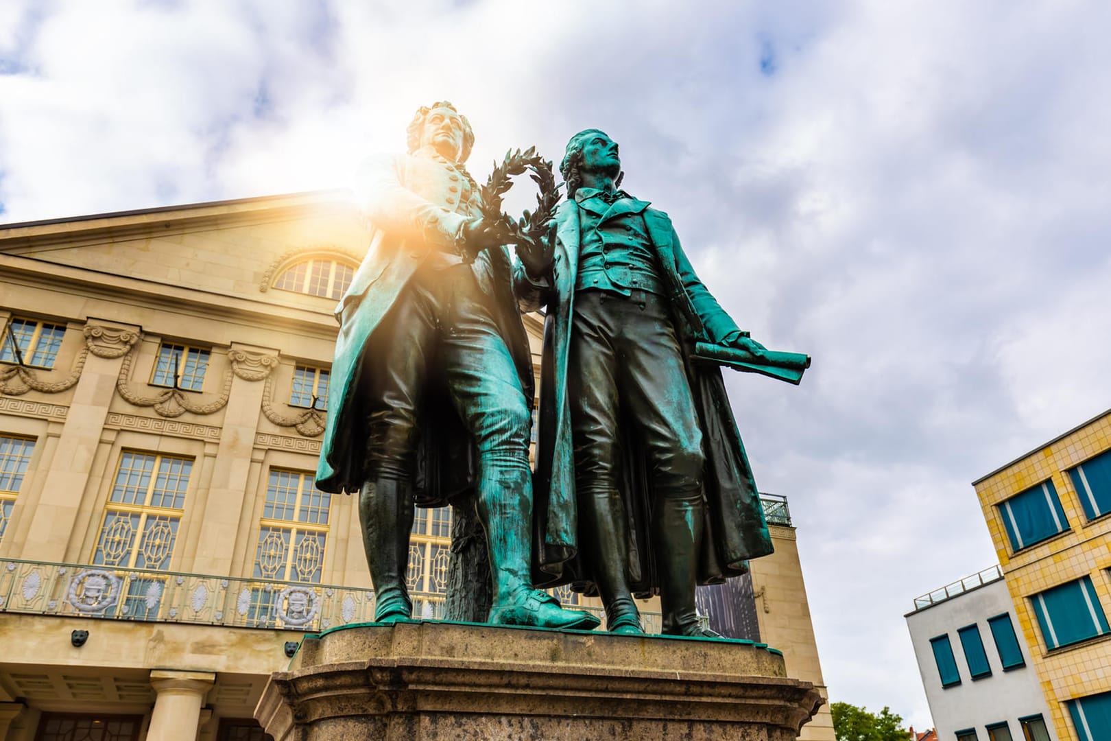 Goethe und Schiller Monument in Weimar; Wissen Sie, aus welchen hessischen Städten diese Berühmtheiten stammen?