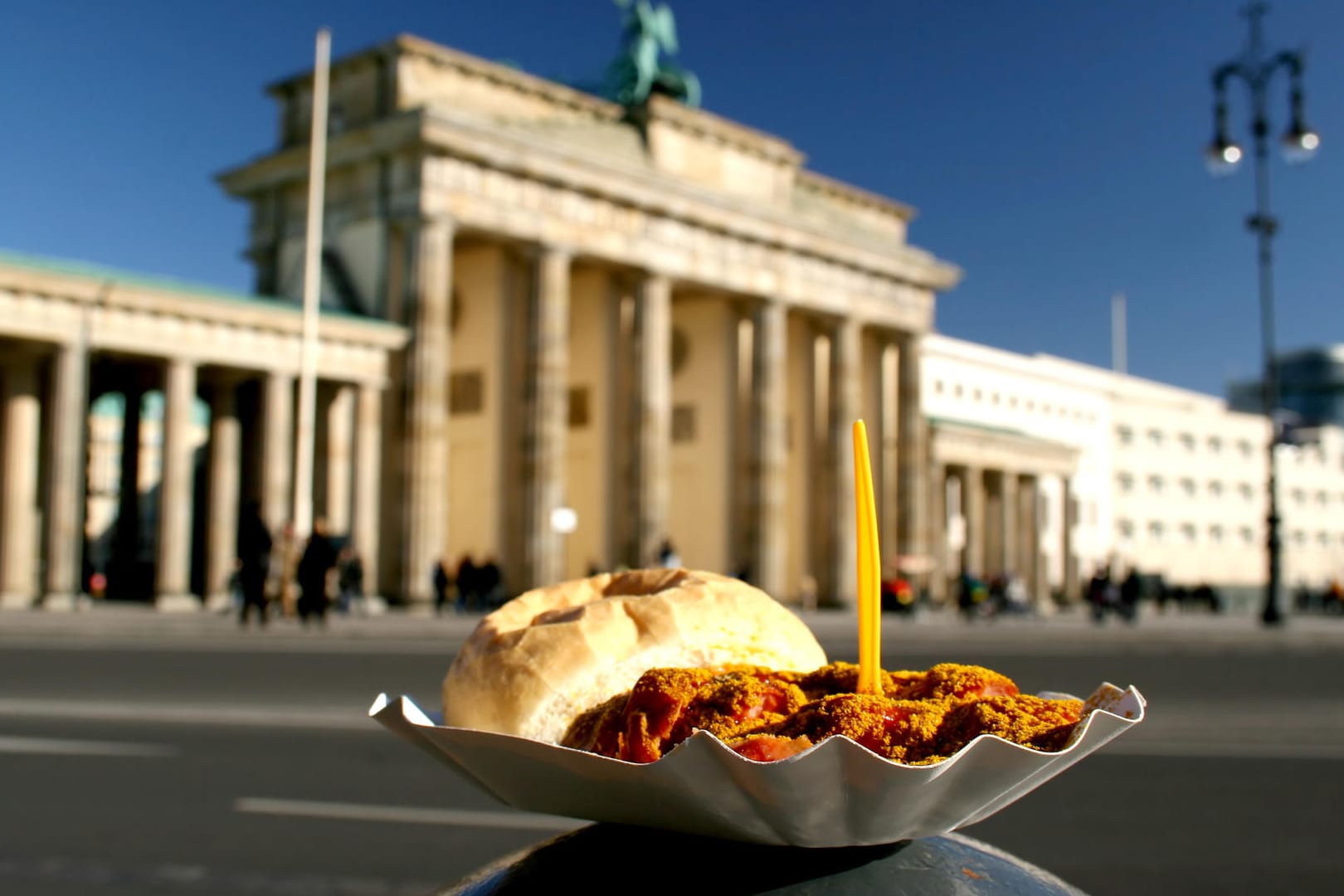 Currywurst vor Brandenburger Tor: Quiz: Wissen Sie, was "typisch Berlin" ist?