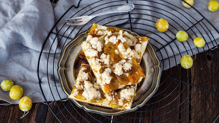 Mirabellenkuchen vom Blech mit leckeren Streuseln | Rezept