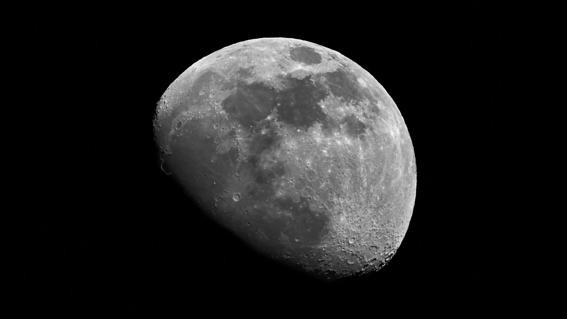 Mond halb beleuchtet