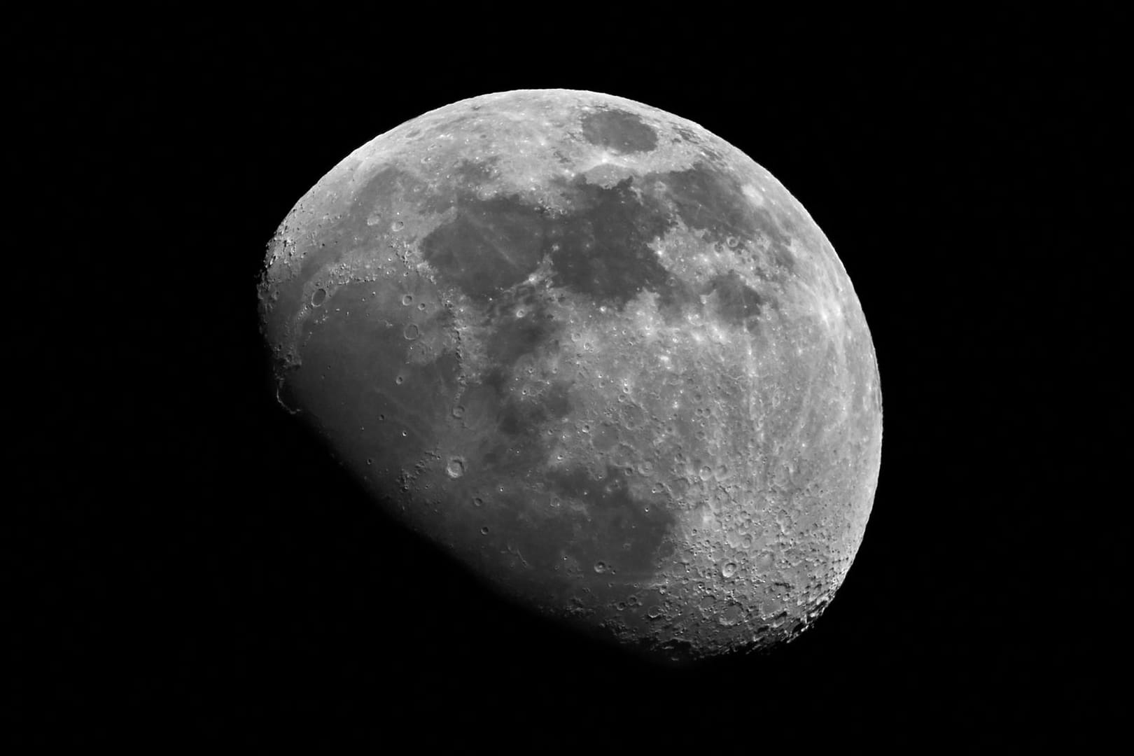 Mond halb beleuchtet