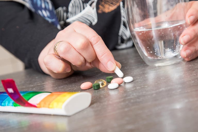 Viel los in der Tablettenbox: Fünf oder mehr Medikamente an einem Tag zu nehmen, kommt bei älteren Leuten gar nicht so selten vor.
