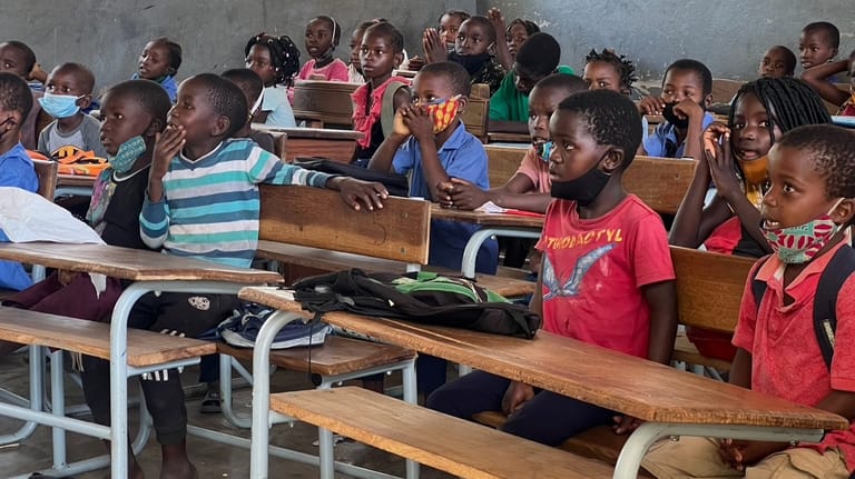 Schulkinder in Banhine beim Unterricht