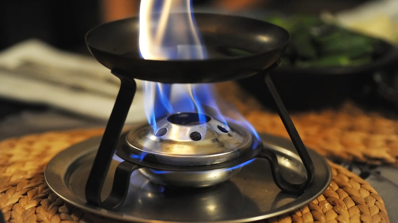 Brennpaste: Die Masse ist ideal, um Speisen ohne Strom und Gas zu erwärmen. Zusätzlich heißt die Flamme die Umgebung leicht auf.