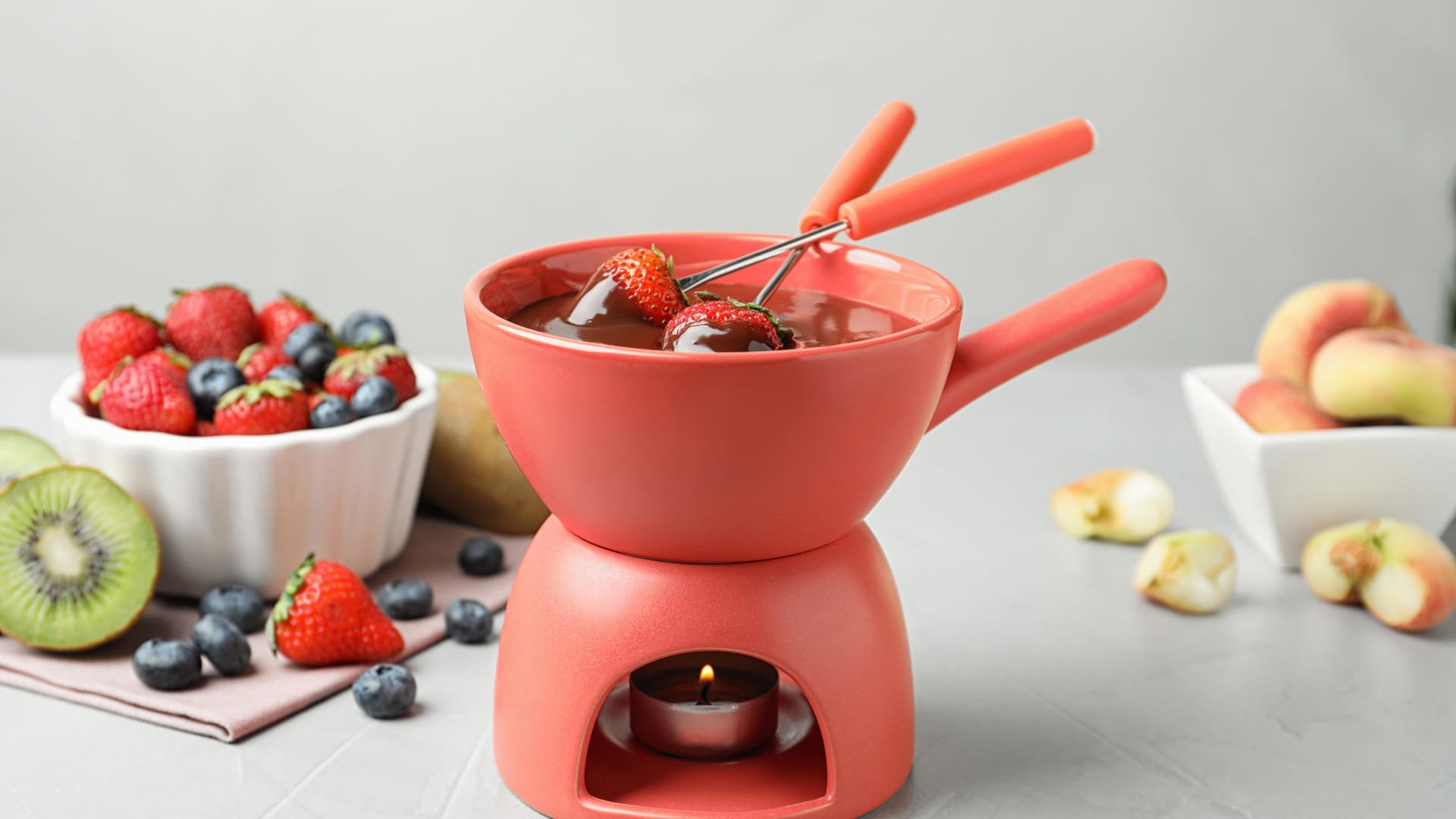 Fondue: Wird der Fondue-Topf über einem Teelicht erwärmt, kann es sehr lange dauern, ehe die Speisen darauf ausreichend aufgewärmt sind.