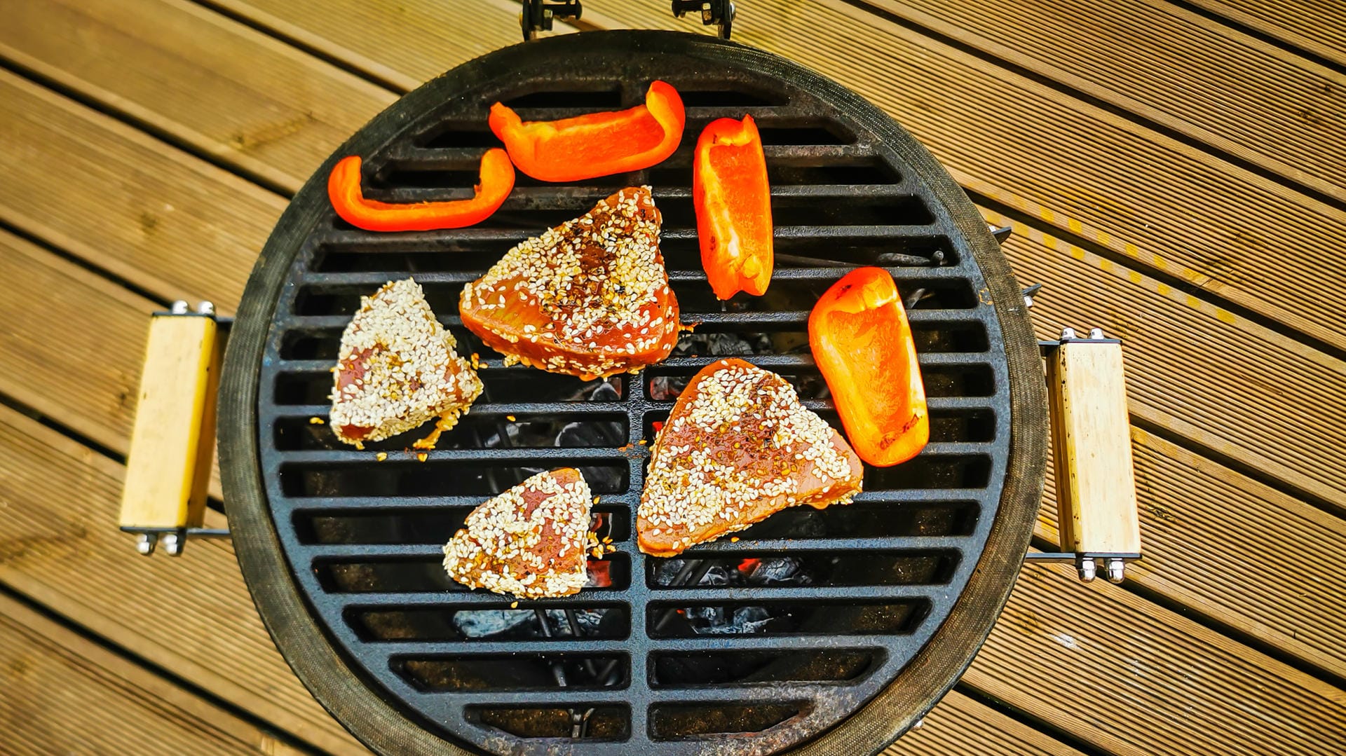 Grill: Wer einen Grill auf dem Balkon oder der Terrasse hat, kann sein Essen auch ohne Strom und Gas zubereiten.