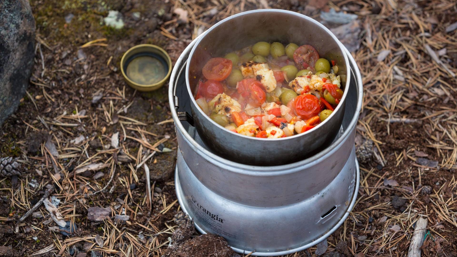 Tomaten, Oliven und Käse in einem Spirituskocher: Achten Sie beim Kochen mit Spiritus auf ausreichend frische Luft.