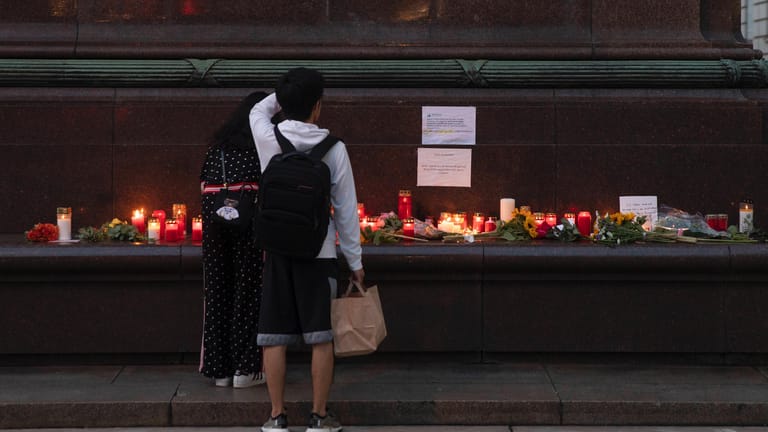 Vor dem Gesundheitsministerum in Wien haben Passanten Kerzen im Gedenken an die Ärztin Lisa-Marie Kellermayr aufgestellt.