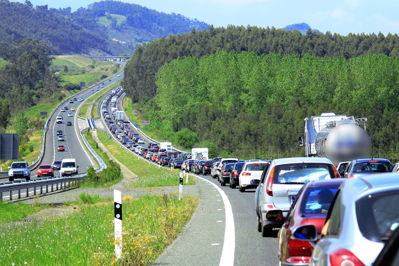 Stauprognose: Am ersten Augustwochenende sind viele Urlauber in beiden Richtungen unterwegs.