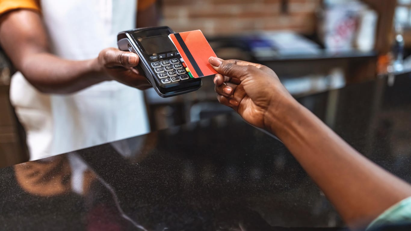 Frau bezahlt bargeldlos mit Kreditkarte.
