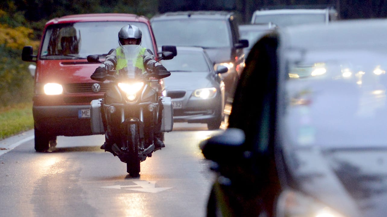 Kolonne voraus: Beim Überholen von mehreren Fahrzeugen muss stets mit besonderer Vorsicht agiert werden. Auch Vorausfahrende müssen mit Überholenden rechnen.