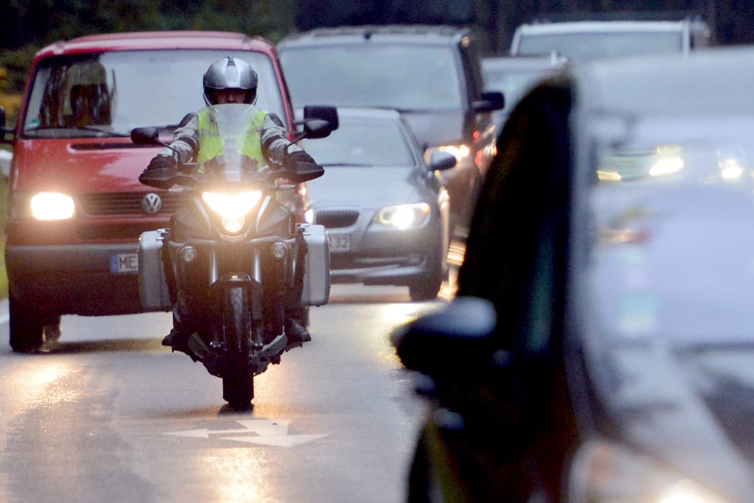 Kolonne voraus: Beim Überholen von mehreren Fahrzeugen muss stets mit besonderer Vorsicht agiert werden. Auch Vorausfahrende müssen mit Überholenden rechnen.