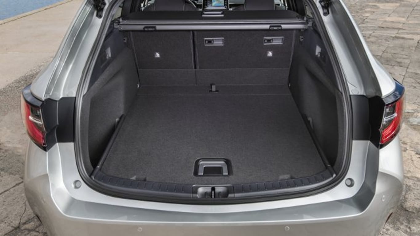 Blick ins Corolla-Ladeabteil: Trotz zusätzlicher Batterie fällt der Kofferraum groß aus.