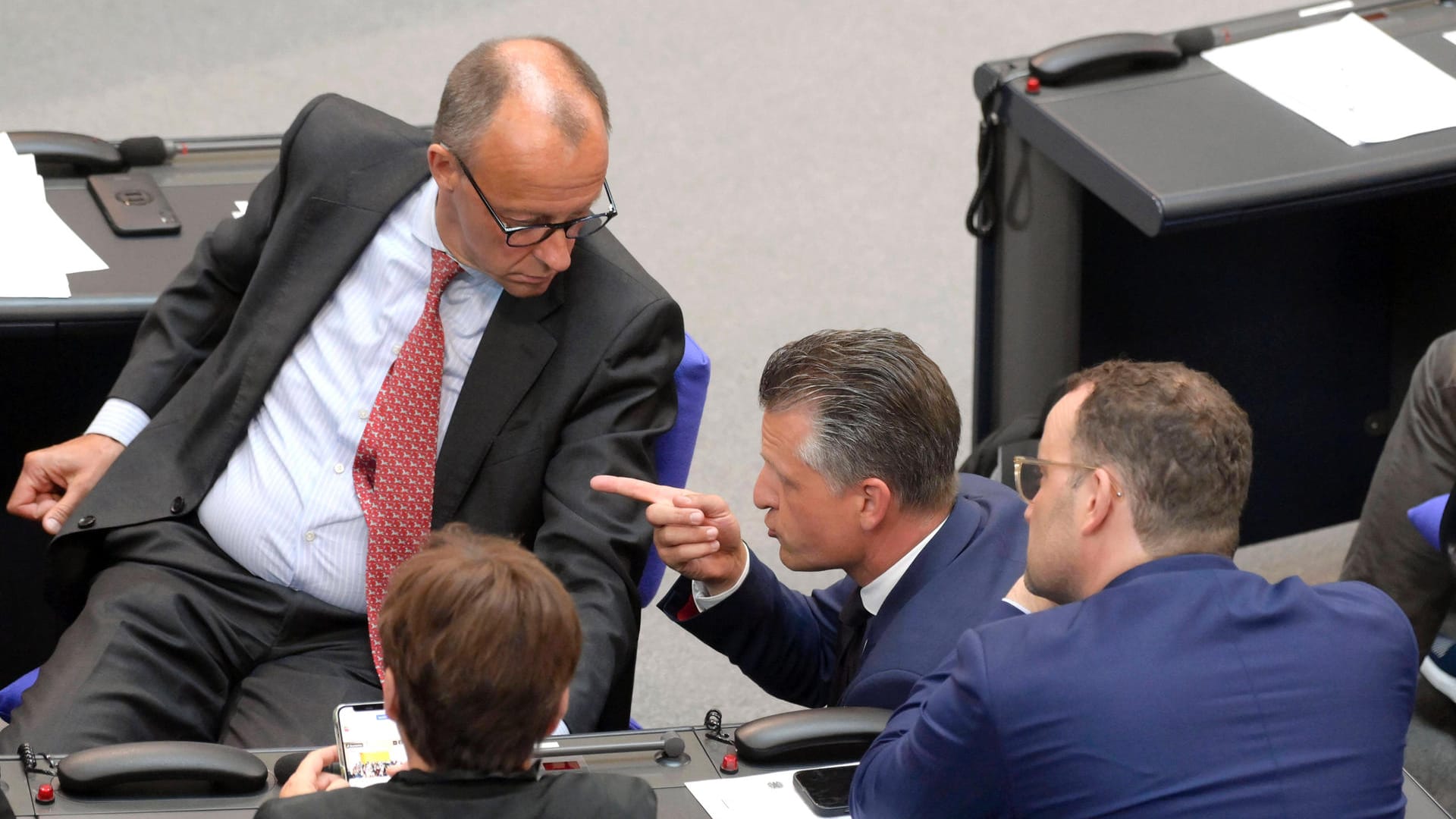 Lagebesprechung: Friedrich Merz im Gespräch mit seinem Parlamentarischen Geschäftsführer Thorsten Frei und Fraktionsvize Jens Spahn.