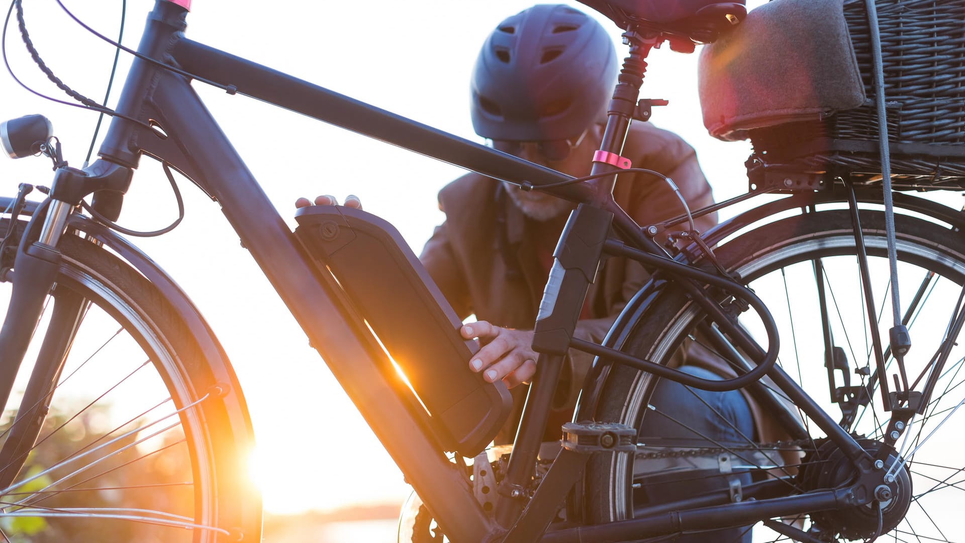 Mit dem E-Bike unterwegs: Das Gefühl für Geschwindigkeit, Bremsverhalten und Kurvenverhalten muss erst erlernt werden, bevor man auf der Straße fährt.