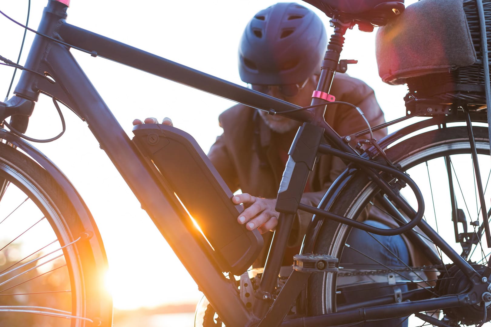 Mit dem E-Bike unterwegs: Das Gefühl für Geschwindigkeit, Bremsverhalten und Kurvenverhalten muss erst erlernt werden, bevor man auf der Straße fährt.