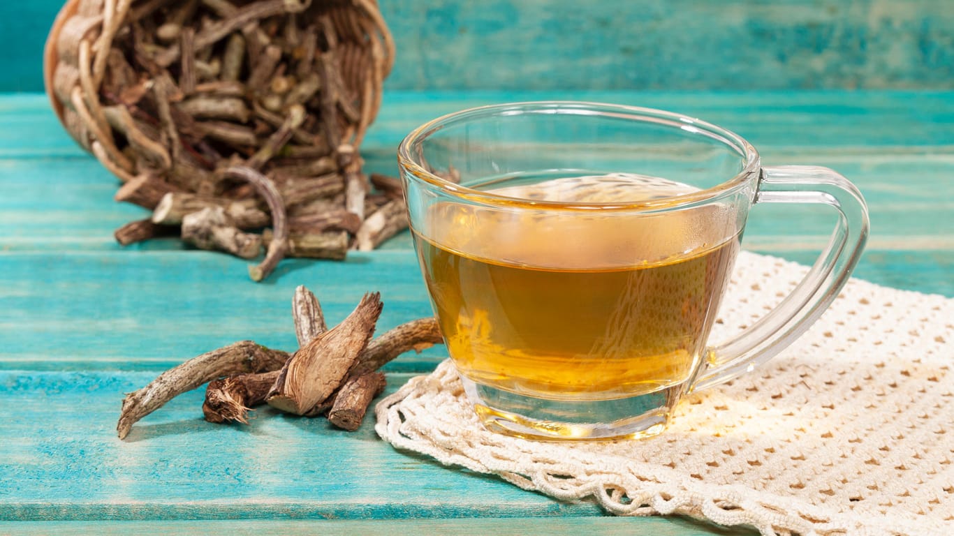 Baldrian-Tee und Wurzeln: Eine Tasse Baldrian-Tee am Abend kann bei Schlafstörungen und innerer Unruhe helfen.