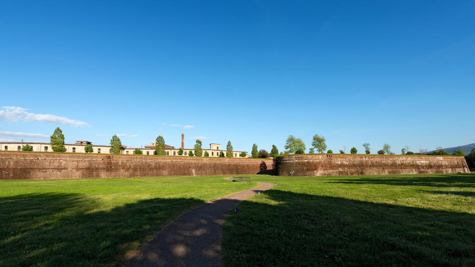 Stadtmauer von Lucca: Der italienische Ort lässt sich auf der Mauer entlang zu Fuß oder per Rad erkunden.