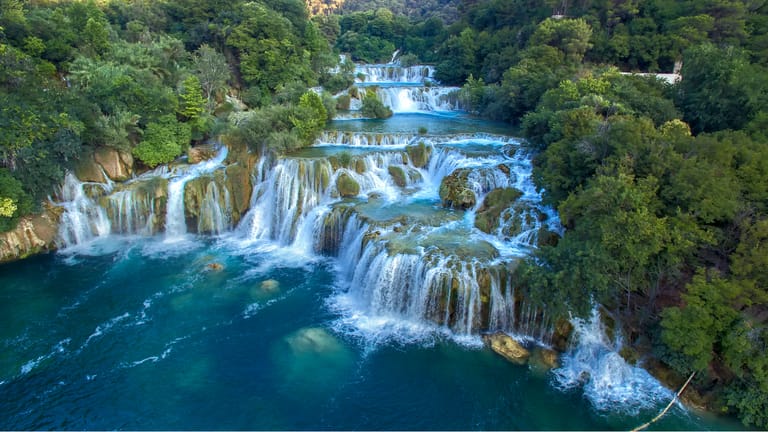 Der kroatische Nationalpark Krka umfasst auf einer Fläche von 109,5 km² den rund 45 Kilometer langen Flussabschnitt der Krka zwischen Knin und Skradin sowie den Unterlauf des Nebenflusses Čikola.