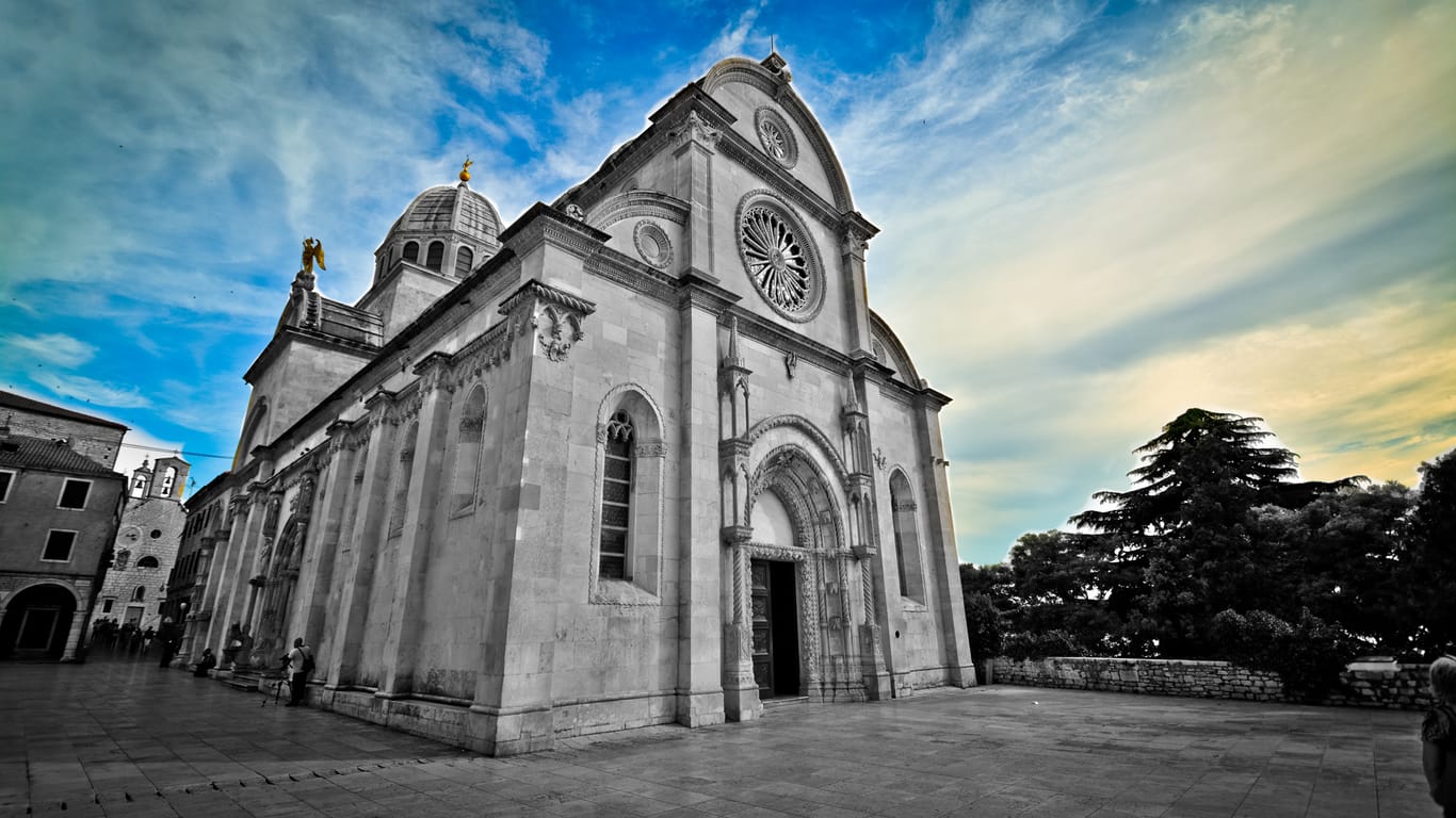Der Kathedrale des Heiligen Jakob, die den Übergangsstil von der Spätgotik zur Renaissance repräsentiert, gehört zur Liste des Weltkulturerbes der UNESCO.